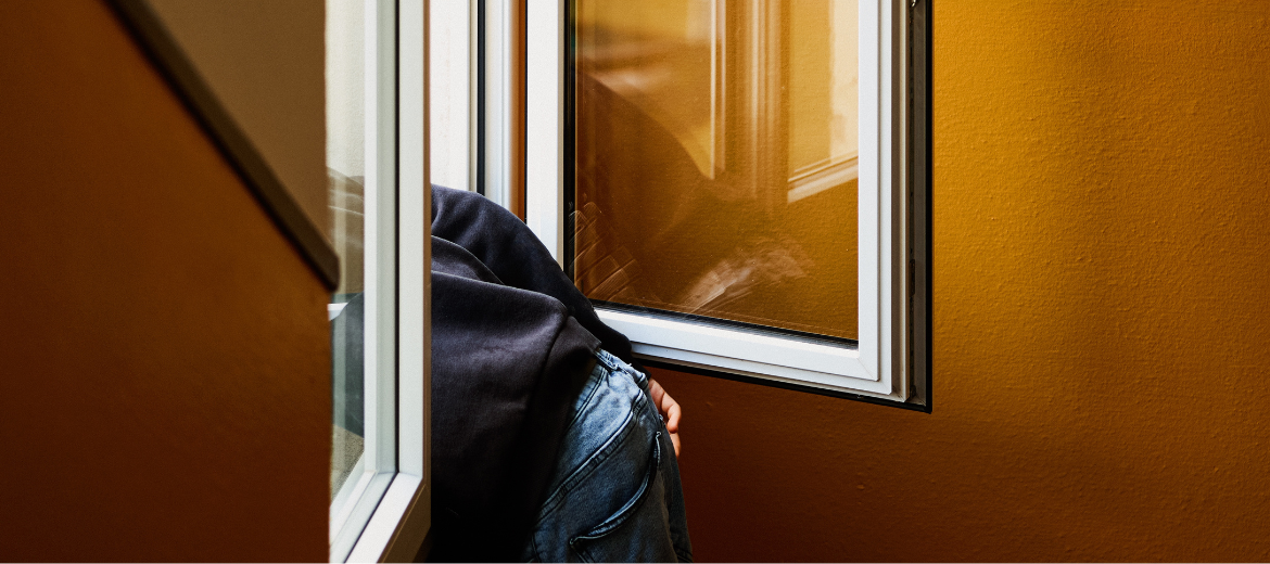 Schulangst: Kind bleibt zu Hause und schaut aus dem Fenster