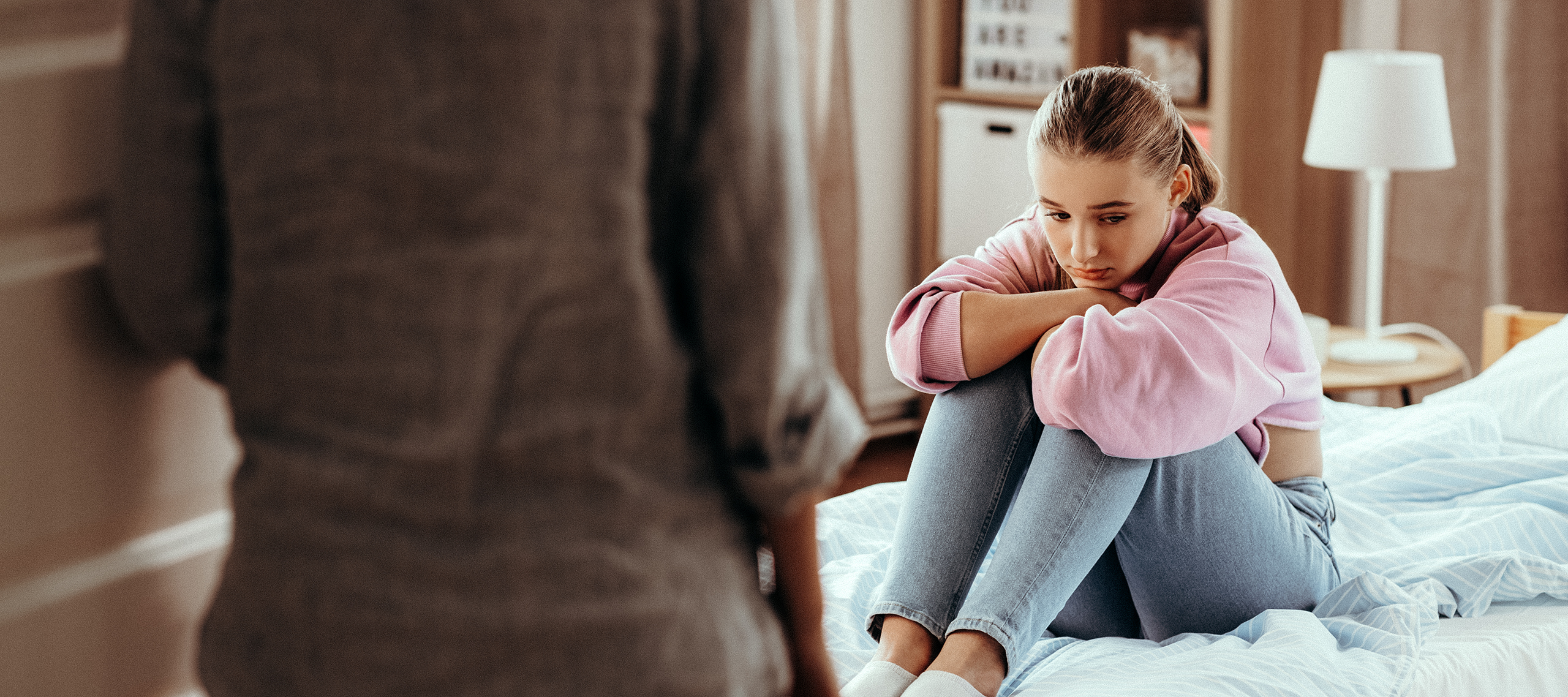 Elternnotruf. Mutter fürchtet um den seelischen Zustand ihrer Teenager Tochter. Konzept der wachsamen Sorge.