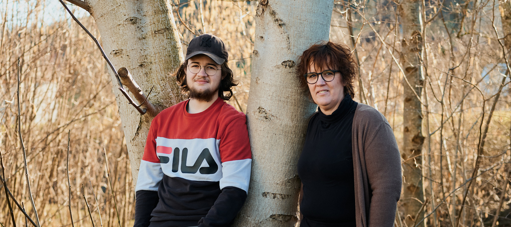 Joel spricht mit seiner Mutter im Wald über seine Angst in die Schule zu gehen.