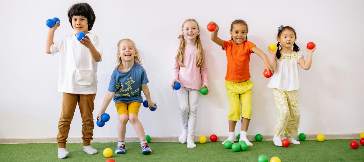 2404 beim spielen machen kinder wichtige erfahrungen für ihre entwicklung kosmos kind caroline benz