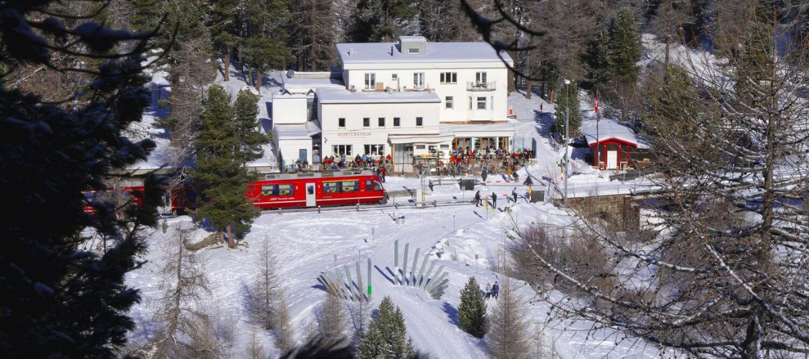 Vue de l'hôtel Morteratsch. Découvrez la proximité immédiate du glacier Morteratsch, idéal pour les amoureux de la nature et de la randonnée.