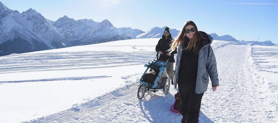 24-12-Ein-Wochenende-in-Scuol-Schweizer-Elternmagazin-HG Ein Wochenende in Scuol: Familie spaziert mit Schlitten