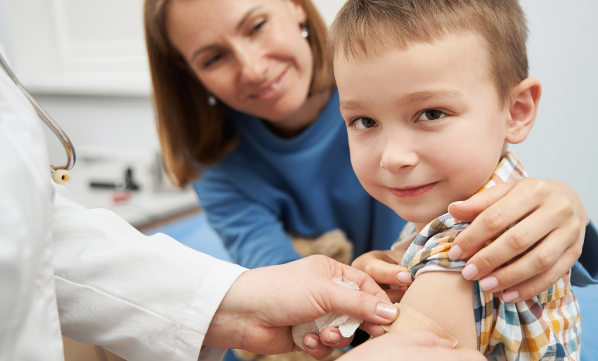 24-12-Placebo-Silfverberg-Schweizer-Elternmagazin-Ab-quer Placebo: Mutter mit Sohn beim Arzt