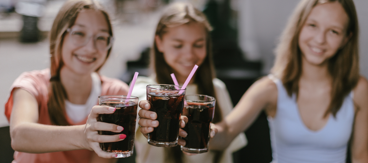 Alkohol Kinder Teenager Jugendliche Betty Bessoy Wina Fontana Konsum von Alkohol: Drei Teenagerinnen stossen mit einem Drink an.