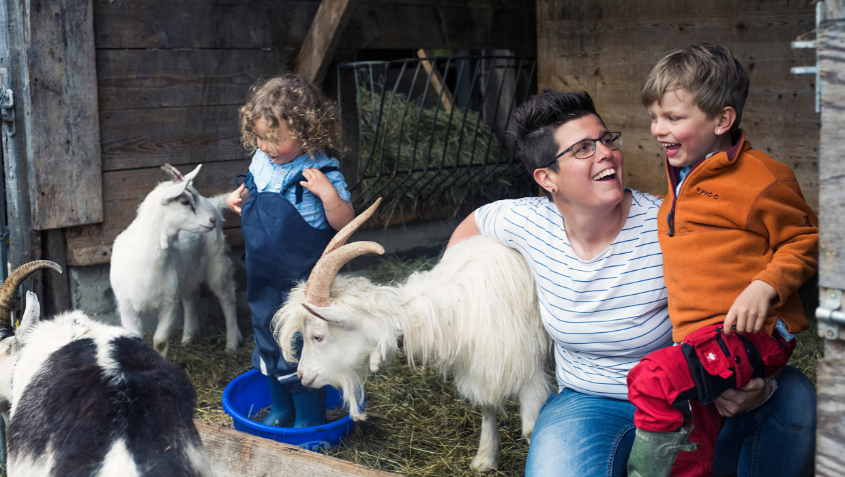 Elterngefühle: Mutter mit ihren zwei Kindern