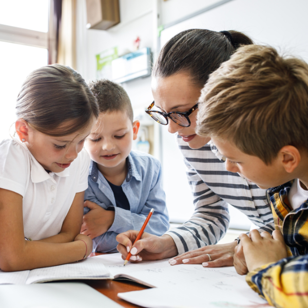 Lernen mit Fokus: Eine Lehrerin mit vier Kindern