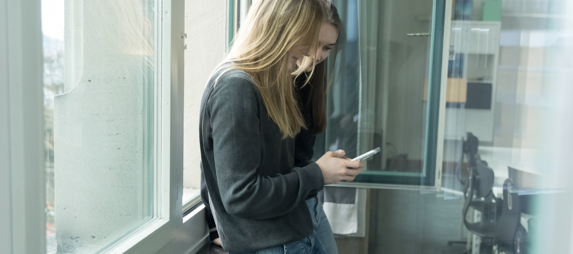 25-04-social-media-dossier-hauptteil-schweizer-elternmagazin-hg Social Media: zwei Schülerinnen schauen im Klassenzimmer auf ihr Smartphone