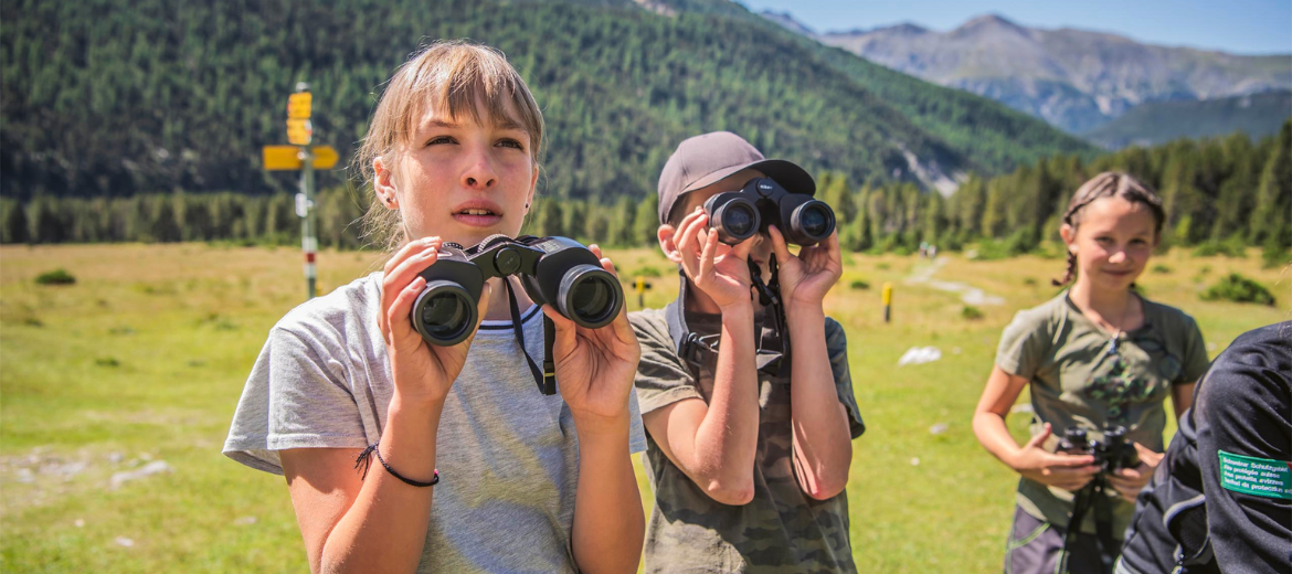 Schweizer_Paerke_Header Schweizer Pärke - Kinder schauen durchs Fernglas