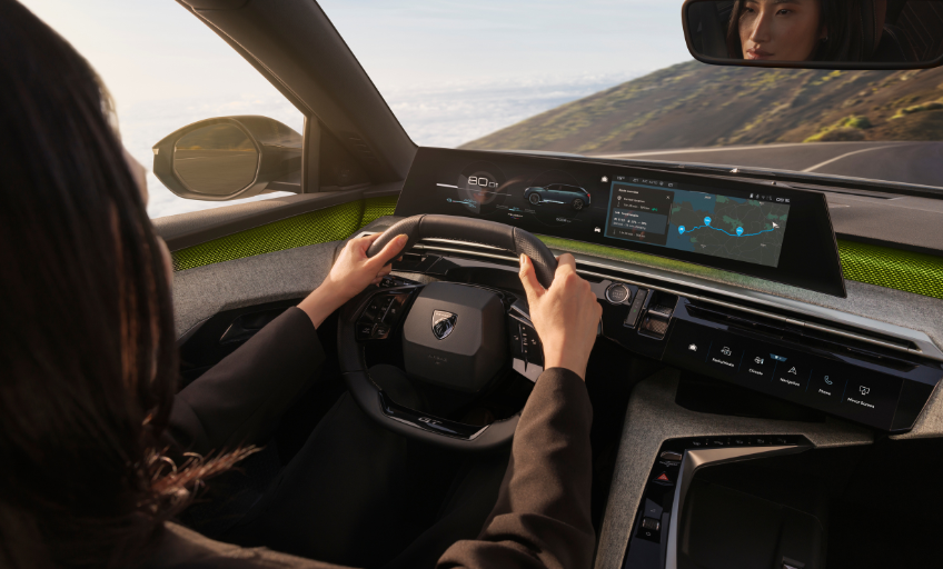 2 Intuitives PEUGEOT Panoramic i-Cockpit® – alle Informationen und die Lieblingssongs auf einen Blick.