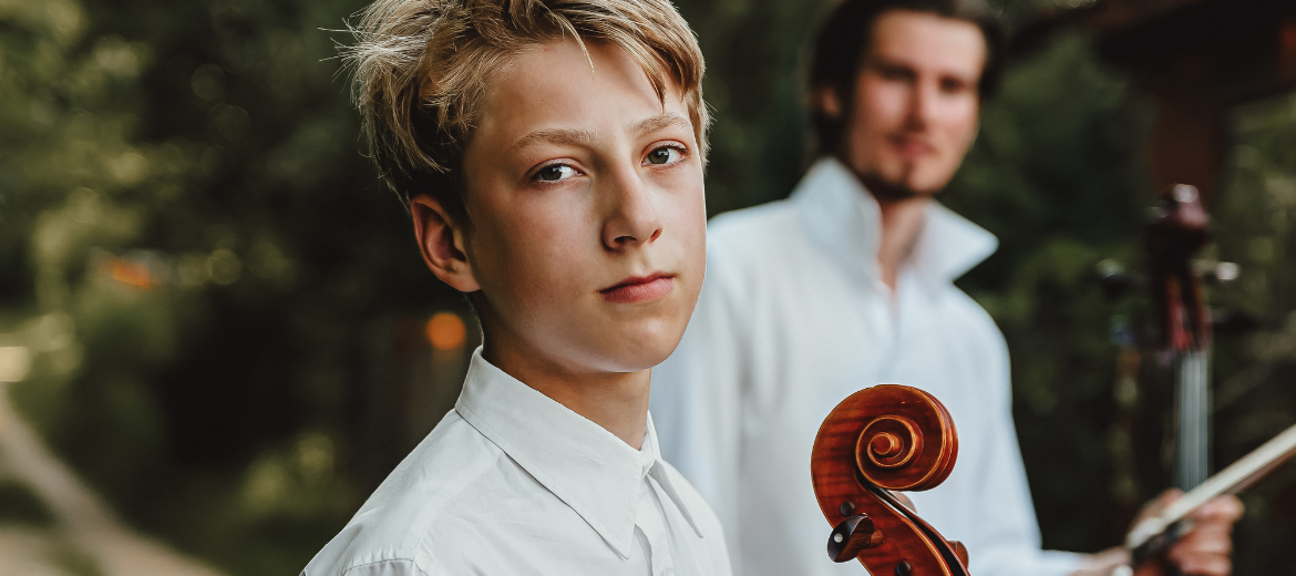 Junge mit einem Cello