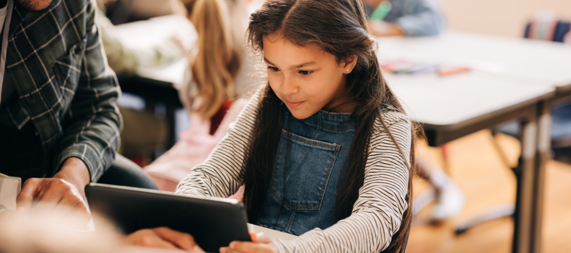 25-04-digitale-medien-schule-prävention-entdecken-drei-fragen-an-judith-mathez-schweizer-elternmagazin-fritz-und-fraenzi-hg Digitale Medien: Eine Schülerin vor dem Tablet