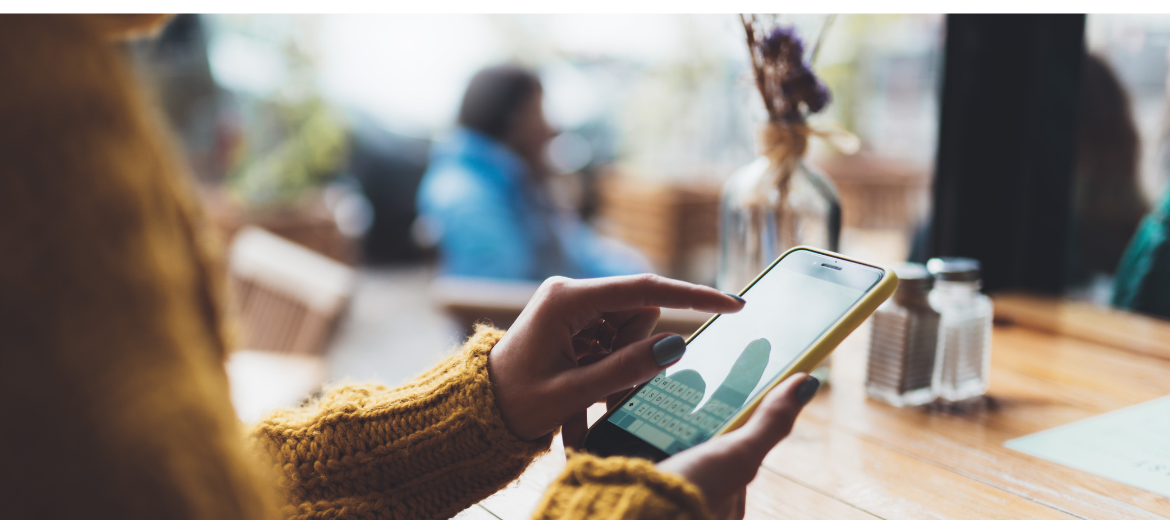 25-04-social-media-soziale-medien-netzwerke-dossier-ich-erzaehle-berichte-kantonsschule-wiedikon-zuerich-meret-hg Social Media: Mädchen tippt auf Smartphone