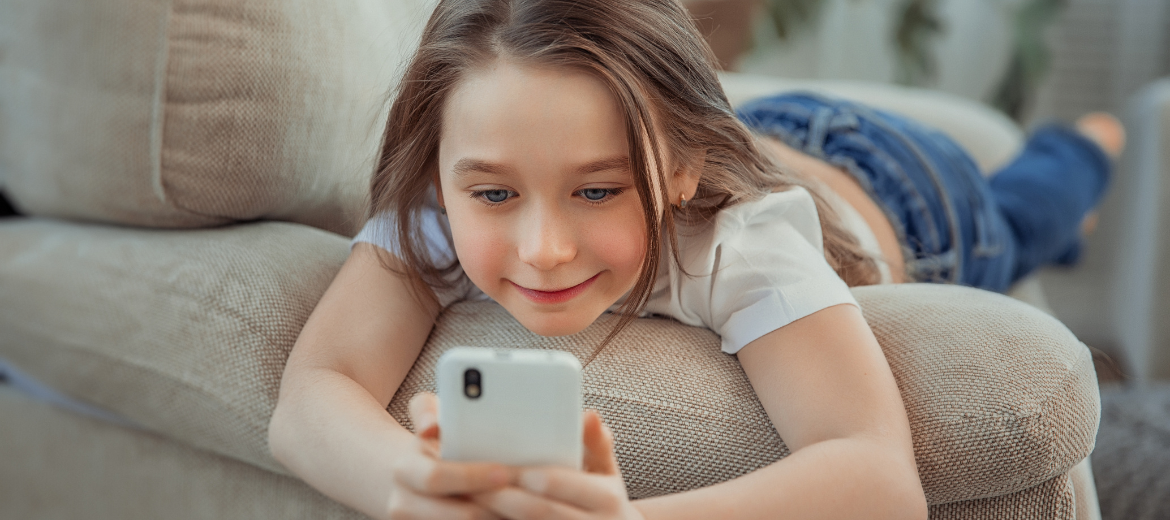 25-04-social-media-soziale-medien-netzwerke-smartphone-dossier-ich-erzaehle-berichte-kantonsschule-wiedikon-zuerich-effi-hg Social Media: Ein junges Mädchen mit einem Smartphone