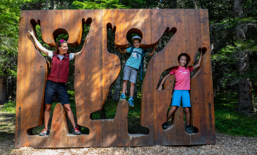 3 Kinder aus Spielplatz