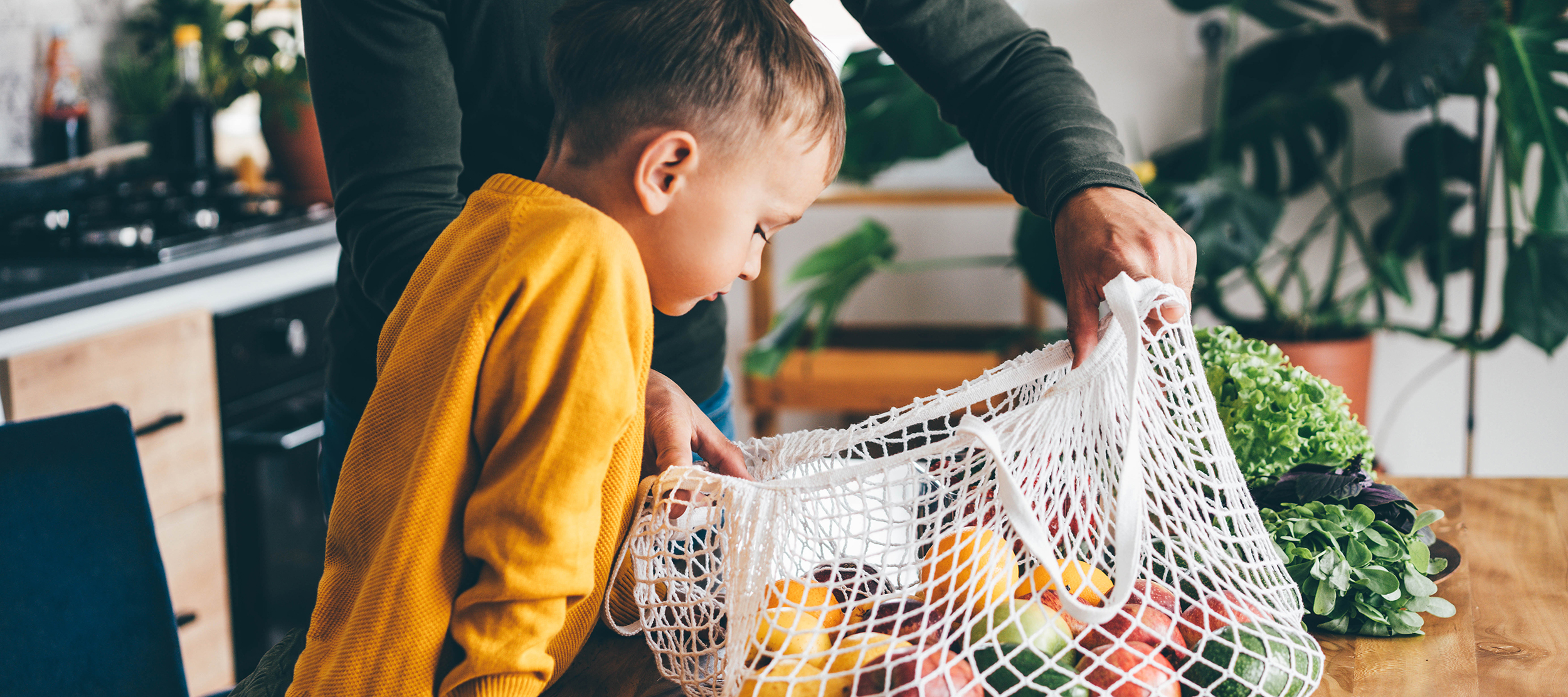 betty-bossi-vegetarisch-essen-schweizer-elternmagazin-hg Vegetartisch kochen: ein Mann mit seinem Sohn und Gemüse
