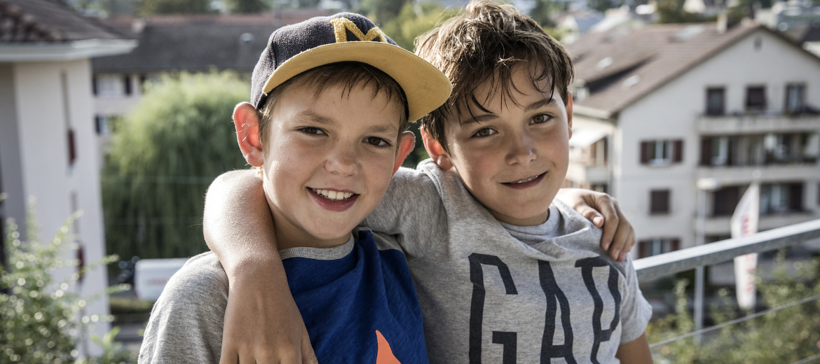 18-10-freunde-gabriel-ich-erzähle-schweizer-elternmagazin-hg Beste Freunde: Ein Junge legt seinem Freund den Arm um die Schulter