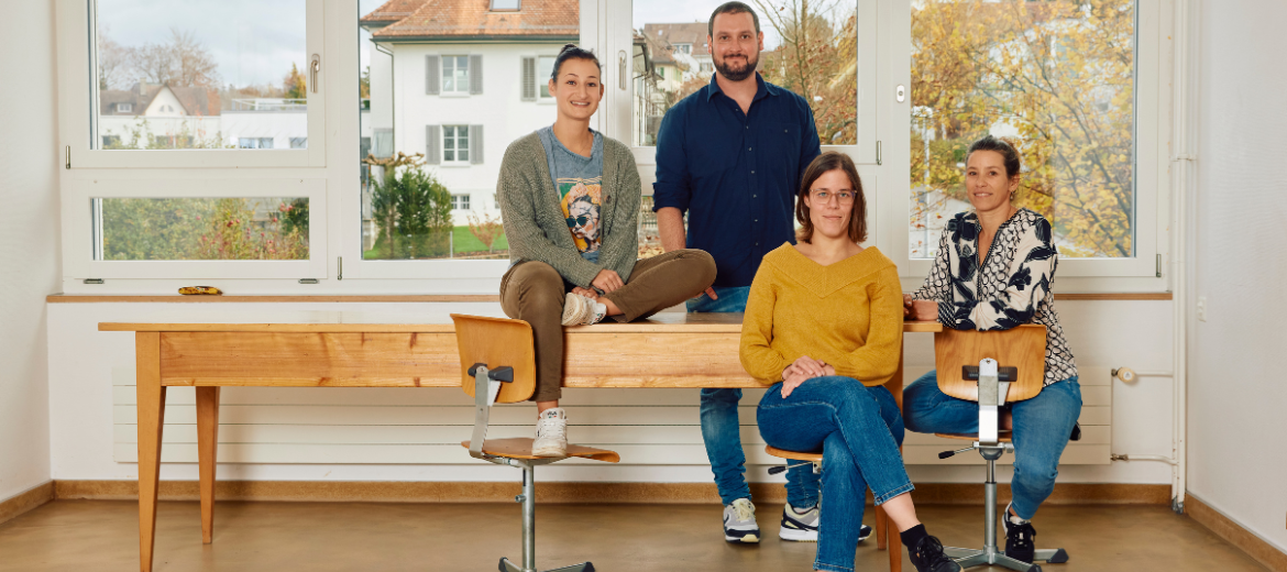 25-05-lehrpersonen-dossier-wir-erzaehlen-schule-wohin-schweizer-elternmagazin-fritz-und-fraenzi-hg Drei Lehrpersonen und eine Schulleiterin erzählen: Monia Pfenninger, Silvan Stuber, Viola Frei und Simone Sonderegger (v. l.)