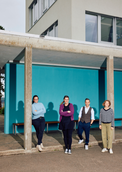 25-05-schule-neu-denken-20-fragen-dossier-schule-wohin-schweizer-elternmagazin-fritz-und-fraenzi-ab1 Schule neu denken: Eltern vor einem Schulhaus