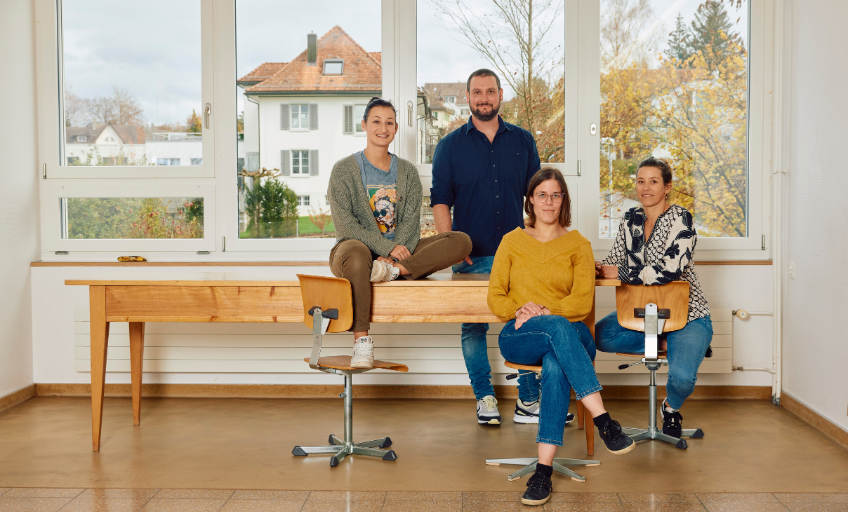 25-05-schule-neu-denken-20-fragen-dossier-schule-wohin-schweizer-elternmagazin-fritz-und-fraenzi-ab2 Schule neu denken: vier Lehrpersonen im Schulgebäude