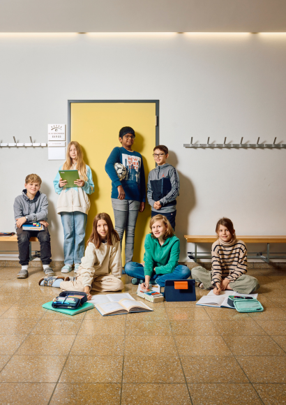 25-05-schule-neu-denken-20-fragen-dossier-schule-wohin-schweizer-elternmagazin-fritz-und-fraenzi-ab3 Schule neu denken: Schülerinnen und Schüler vor ihrem Klassenzimmer