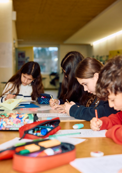25-05-schule-neu-denken-20-fragen-dossier-schule-wohin-schweizer-elternmagazin-fritz-und-fraenzi-ab4 Schule neu denken: Schülerinnen und Schüler am Arbeiten