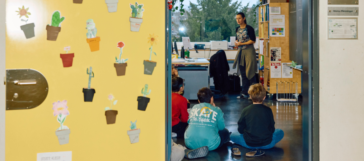 25-05-schule-neu-denken-20-fragen-dossier-schule-wohin-schweizer-elternmagazin-fritz-und-fraenzi-hg Schule neu denken: Blick in ein Klassenzimmer