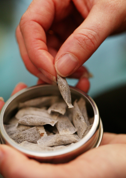 25-05-snus-der-kick-aus-dem-beutel-gesundheit-sucht-praevention-schweizer-elternmagazin-fritz-und-fraenzi-ab