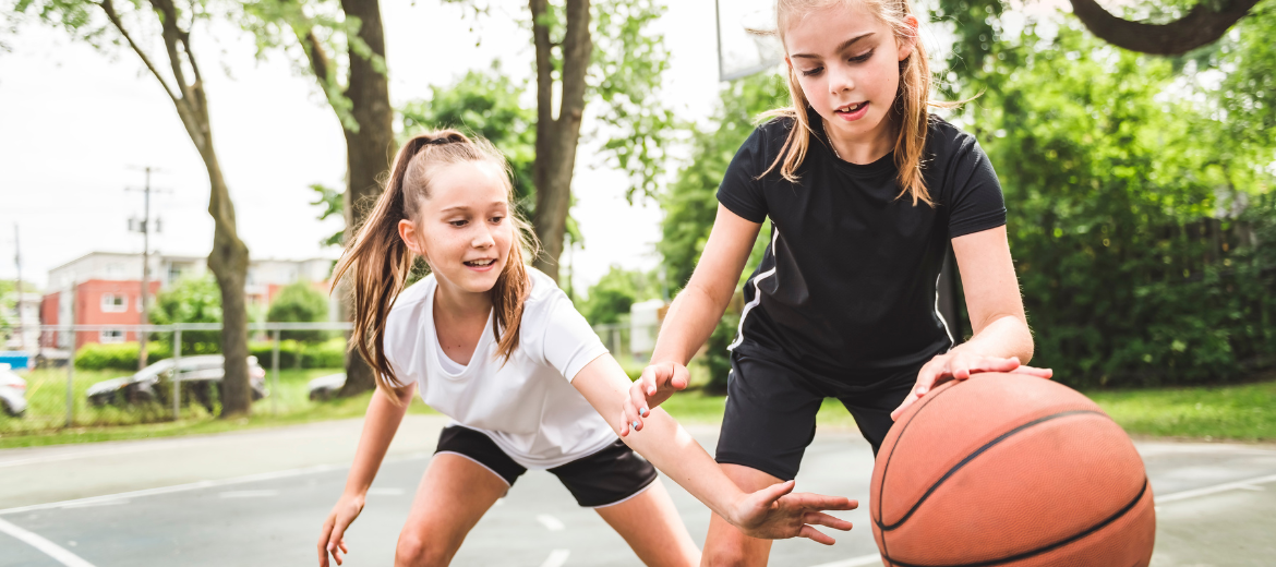 Sport: Zwei Mädchen beim Basketball