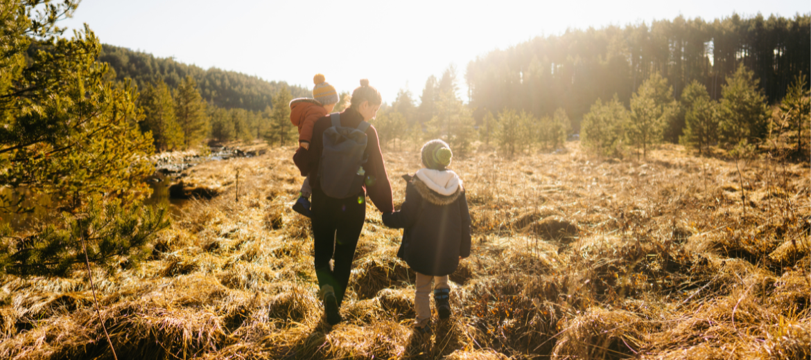25-06-alleinerziehend-iten-schweizer-elternmagazin-hg Alleinerziehend: Mutter mit zwei Kindern in der Natur