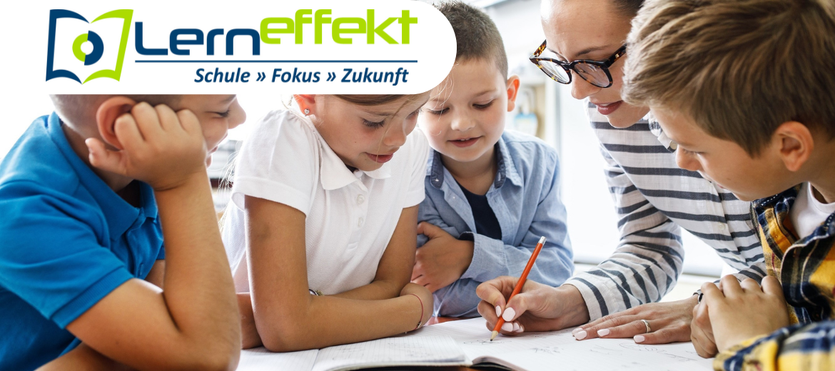 Lerneffekt-Teaserbild-mit-Logo (1) Lehrerin mit 4 Schülern