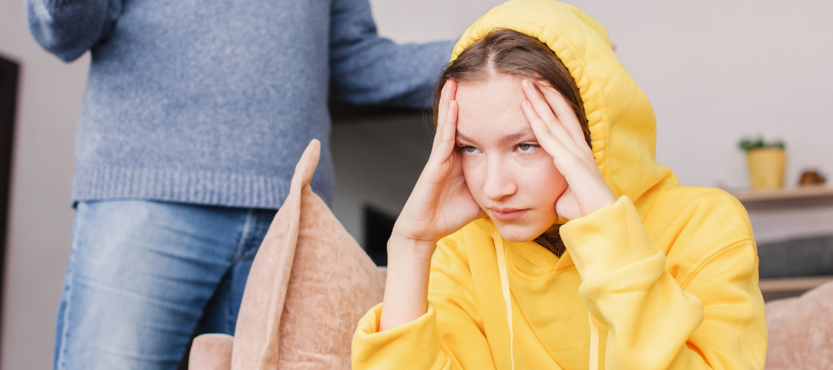 Kinder und Elternstreit: Teenagertochter leidet unter Konflikten der Eltern