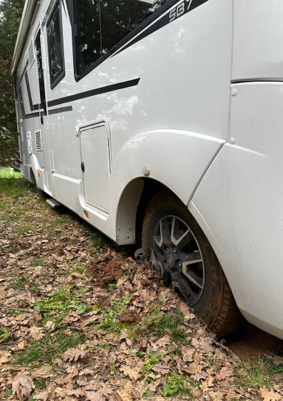 25-06-moderne-nomaden-panne-wohnmobil-ab Pech und Pannen: Das Wohnmobil muss aus dem Schlamm gezogen werden